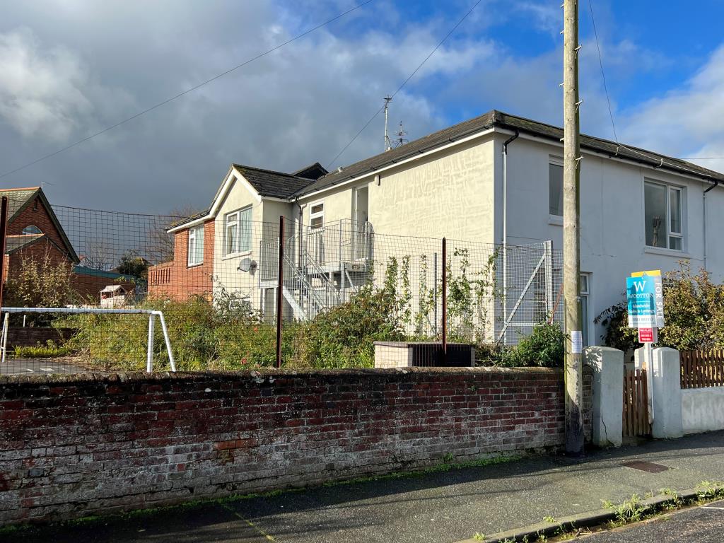 Lot: 64 - FREEHOLD TOWN CENTRE BUILDING ARRANGED AS TWO FLATS - Front and Side of the Building